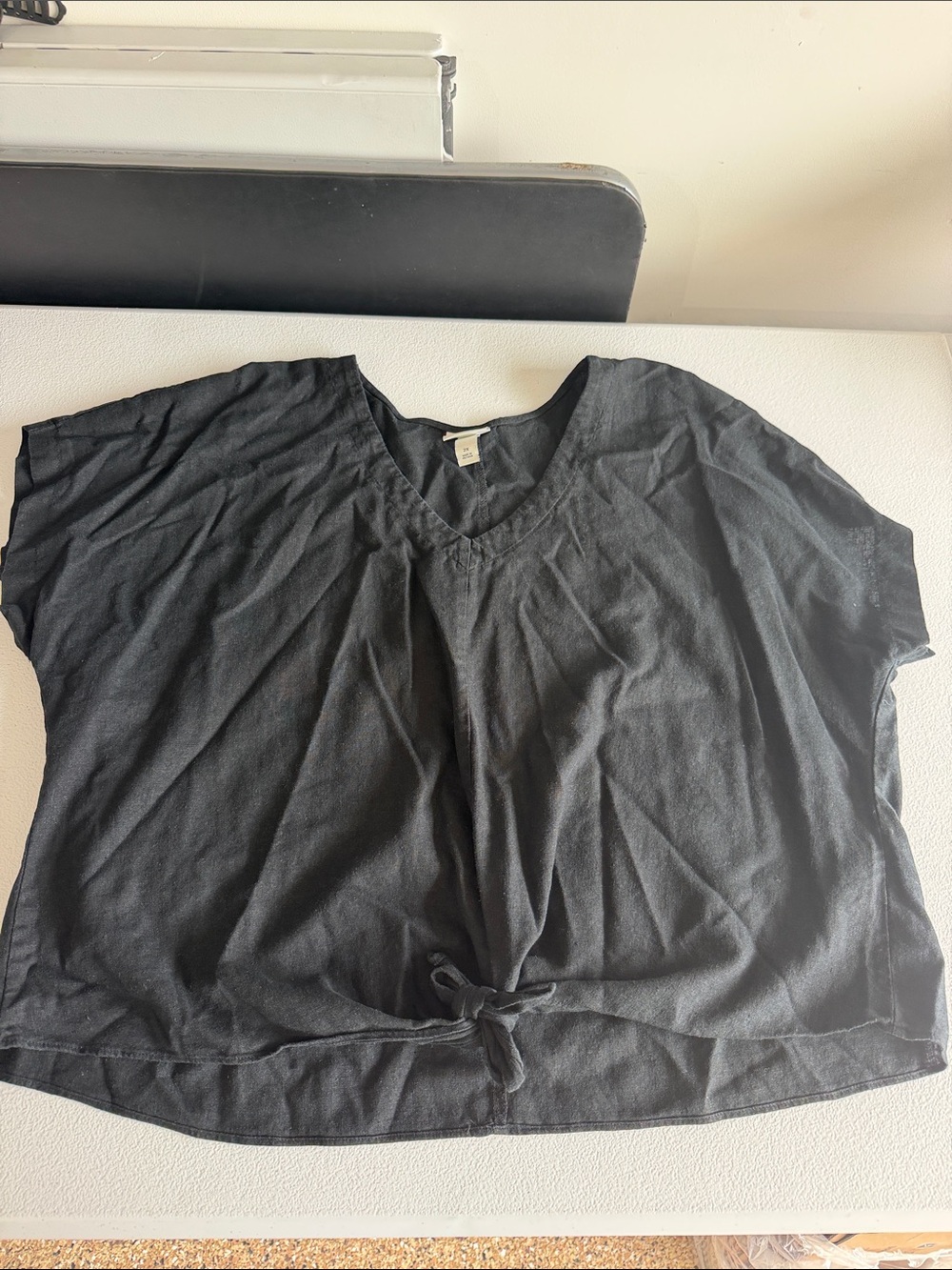 Ava & Viv Black V-Neck Tie-Front Crop Top